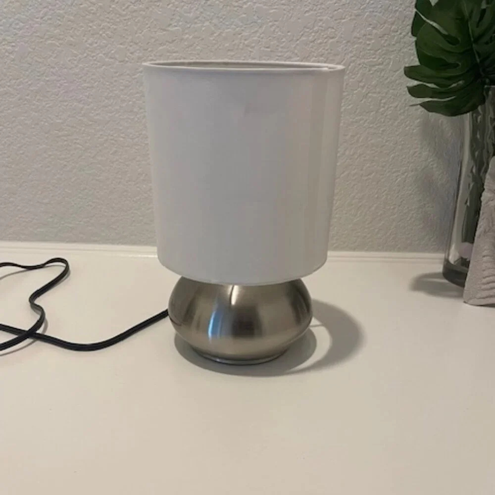 A mini touch table lamp - Picture 2 of 6